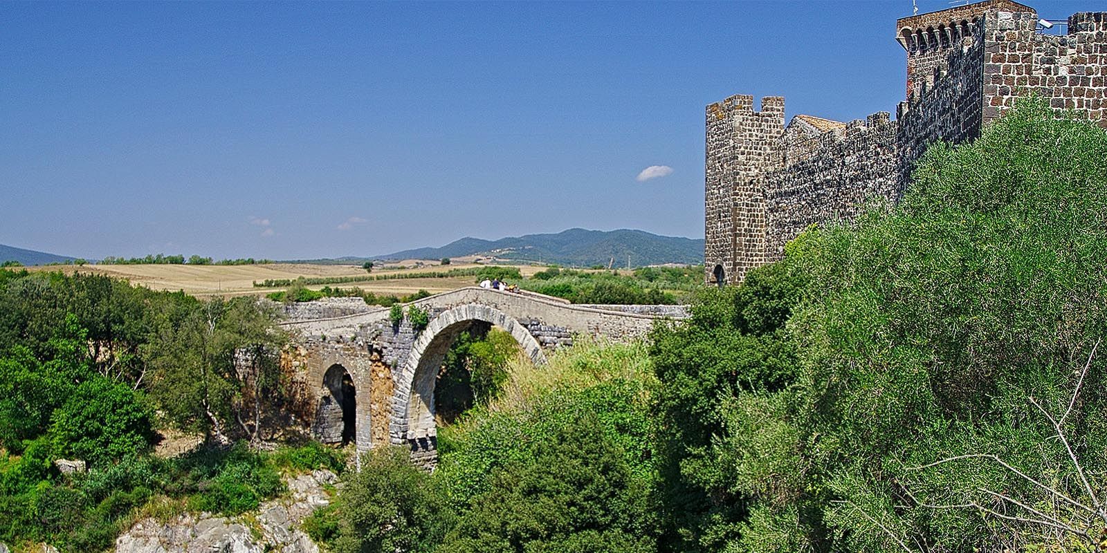 Esplorando la storia magica del Castello di Vulci con il Ponte dell'Abbadia
