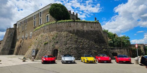 Il Fascino Ferrari Incanta Apice: motori, eleganza e passione nel cuore del borgo Il Fascino Ferrari Incanta Apice: motori, eleganza e passione nel cuore del borgo