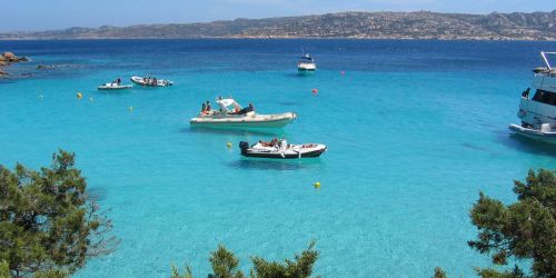 Paesaggi naturali spiagge con le acque limpide e trasparenti